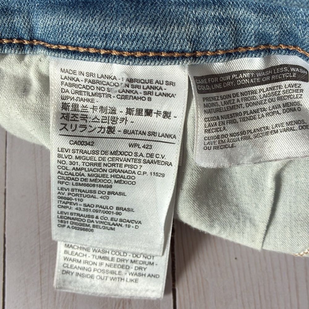 Levi's Mid-Length Cuffed Denim Jean Shorts Light Blue Rinse Sz 29 Women’s - Picture 5 of 6